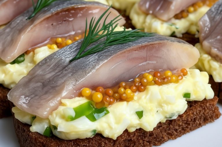Закуска из сельди на ржаном хлебе. Вкус, знакомый с детства, но в новом исполнении