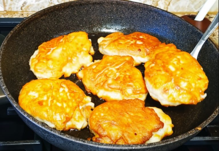 Вкусняшки к чаю за 15 минут: нежные и ароматные яблочные оладьи