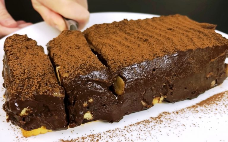 Ни духовки, ни яиц, ни муки! Возьмите 2 стакана молока и какао — секрет невероятно нежного десерта