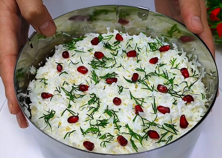 Сытный, нежный и красивый слоёный салат для праздничного стола