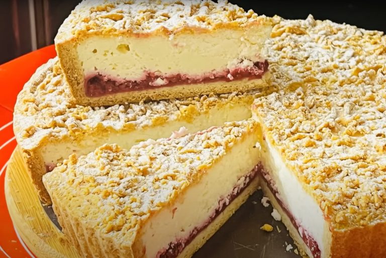 Вкуснятина к чаю: сладкий пирог с малиной и творогом. Два слоя невероятно нежной начинки