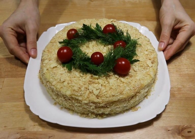 Закусочный торт-салат «Наполеон».  Шикарная закуска на праздничный стол