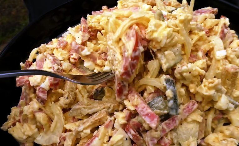 Новогодний «Горчичник» — быстрый, сытный и невероятно вкусный салат, который готовится буквально за 10 минут