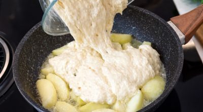 Яблочный пирог на сковороде: классический рецепт за считанные минуты