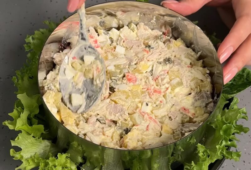 Салат "Столичный": проще некуда, вкуснее не придумаешь. Отличный способ удивить гостей, если Оливье уже не в почёте