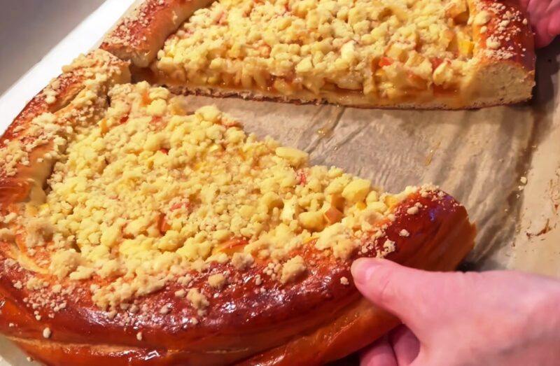 Аромат детства: сочный яблочный пирог с вареньем, который тает во рту. Простой рецепт