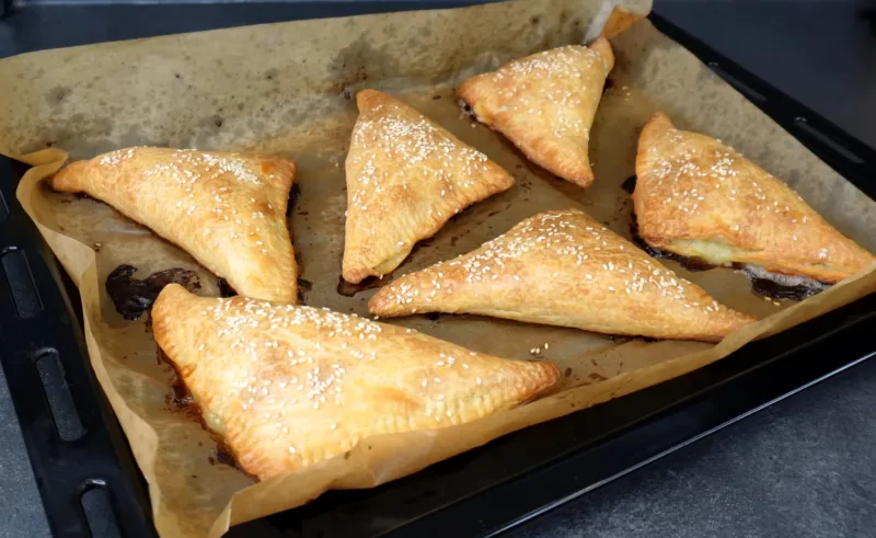 Готовая узбекская самса с кунжутом фото