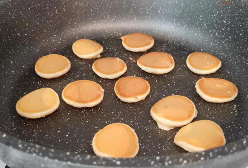 Готовые мини панкейки на сковороде