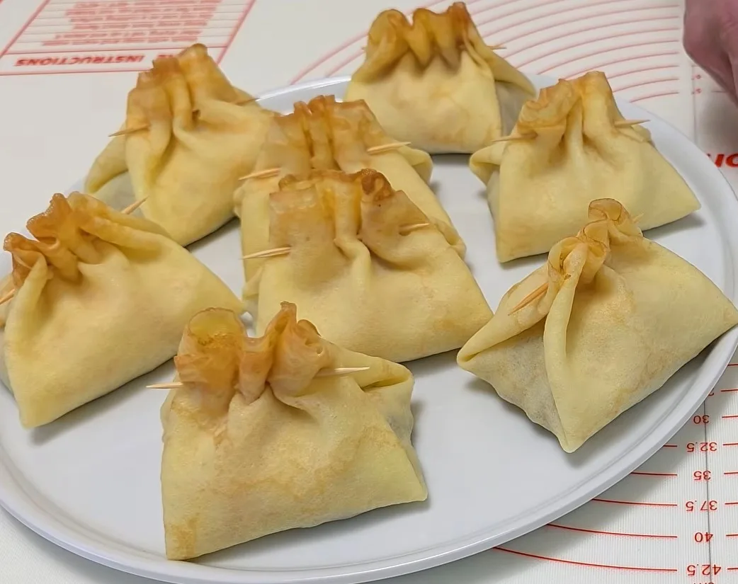 Готовые блинчики - мешочки с языком