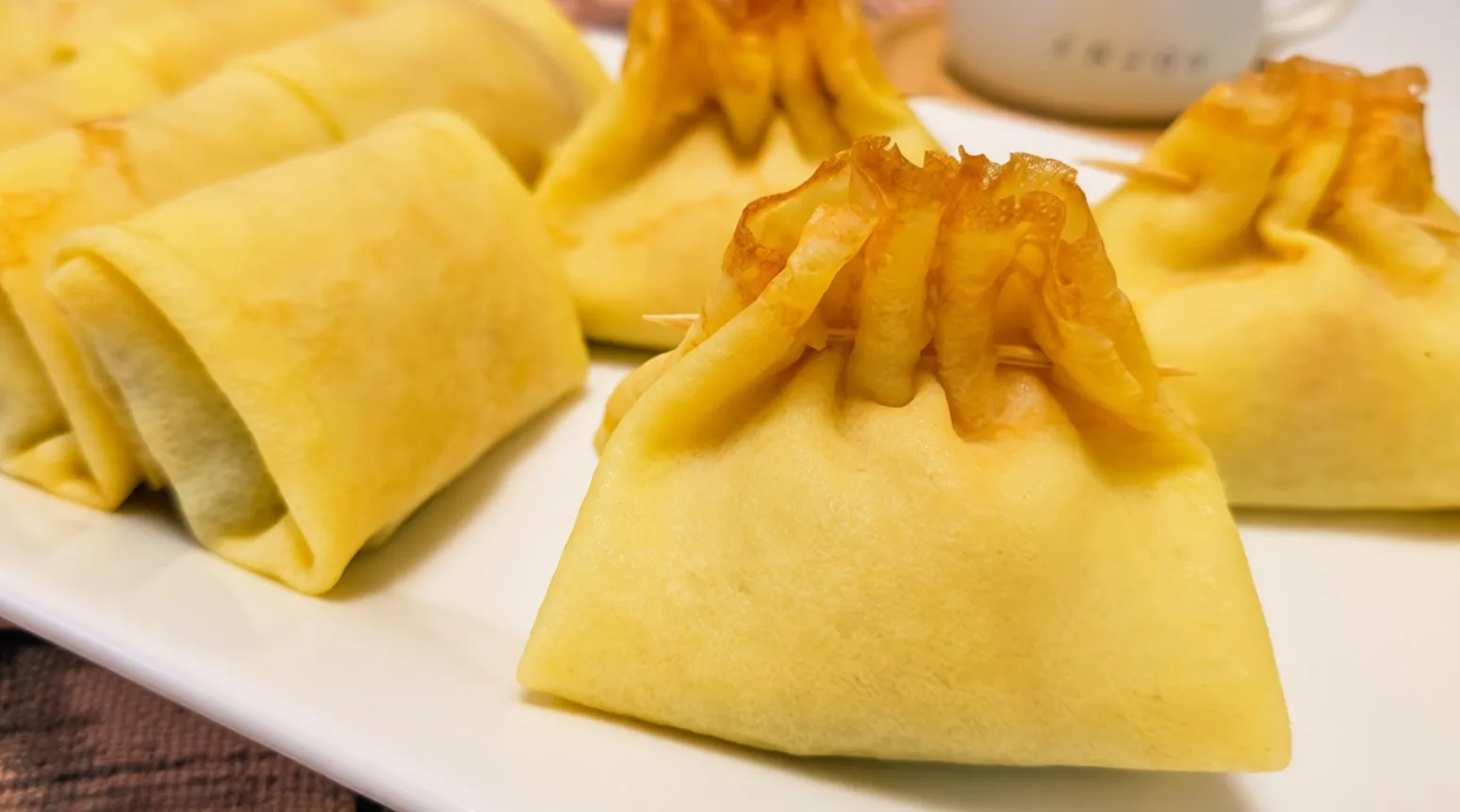 Праздничная закуска из блинов в виде мешочков с начинкой из говяжьего языка и грибов