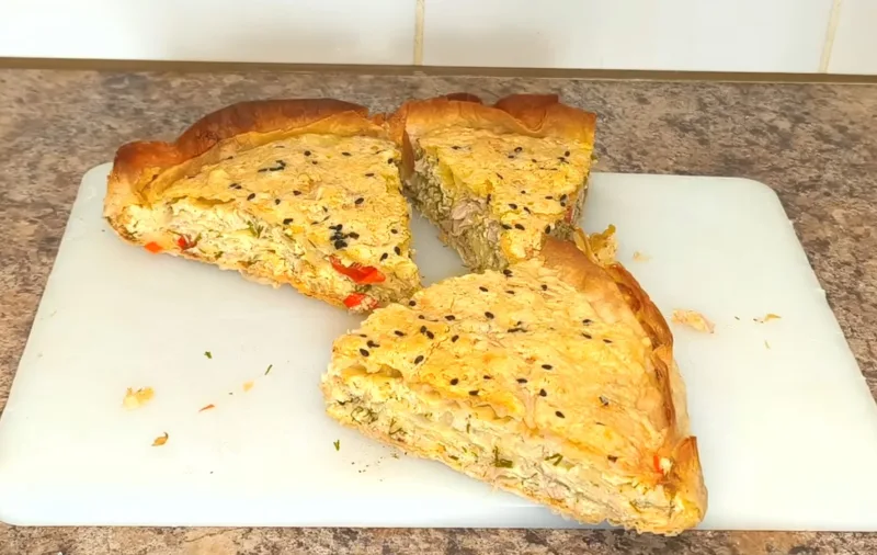 Разрез пирога из лаваша с тунцом, сыром и зеленью