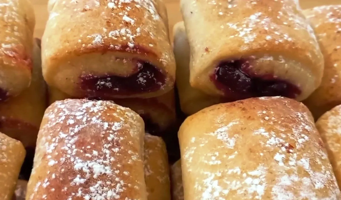 Домашнее печенье с ягодной начинкой и грецким орехом от Виктора Ерофеева — золотистые роллы на блюде