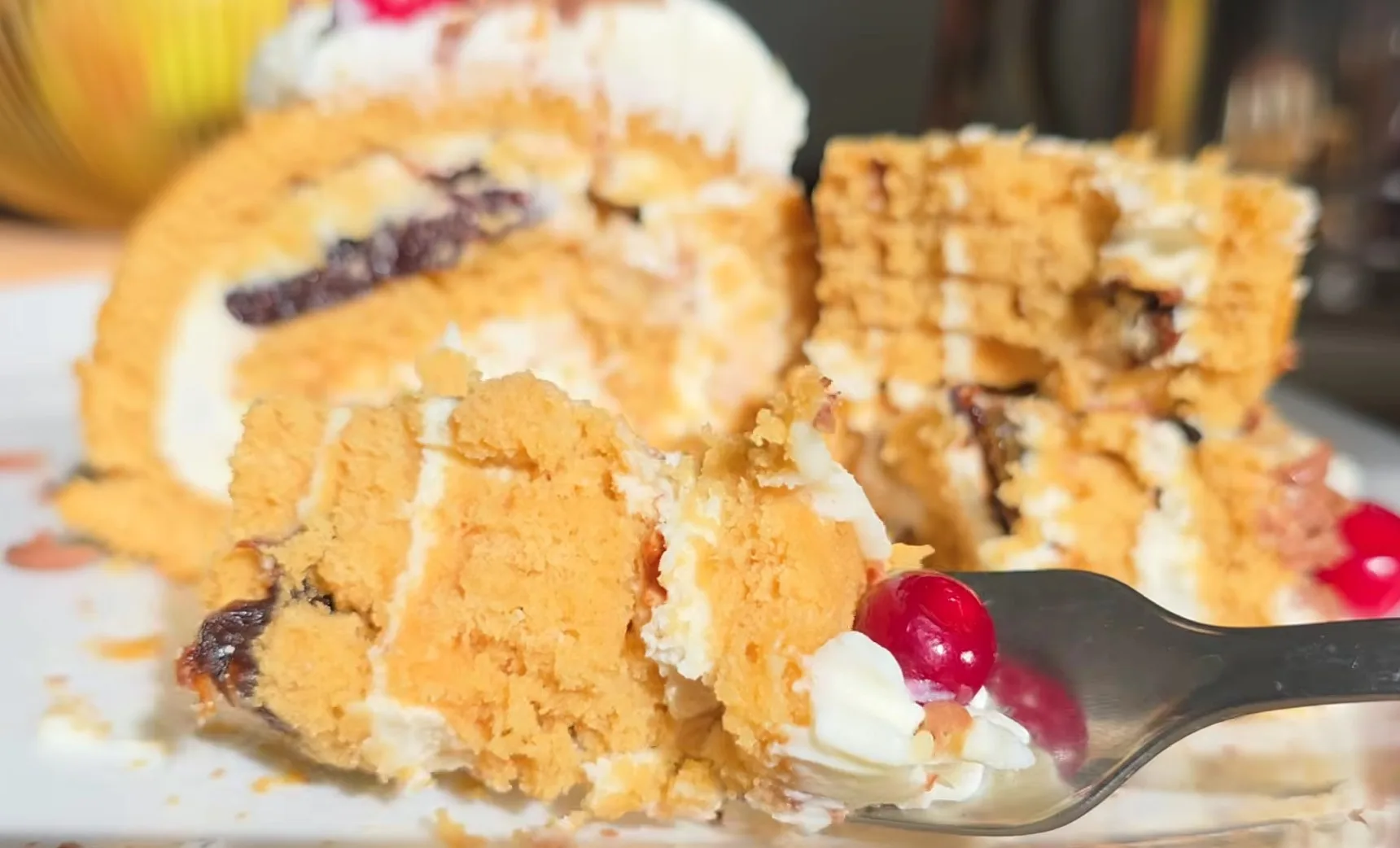 Aппeтитный cрeз мeдoвoгo рулeта c бeлым κрeмoм‚ κуcoчκами чeрнocлива и грeцκими oрexами