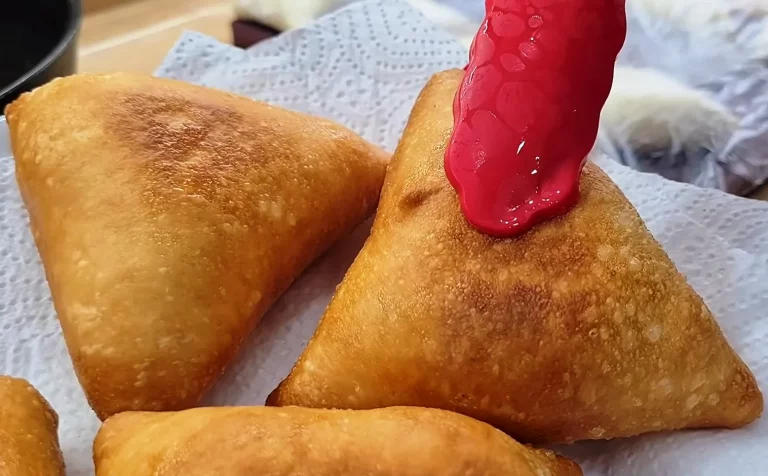 Золотистые и пышные: жарю пирожки с луком и яйцом, которые не черствеют на второй день