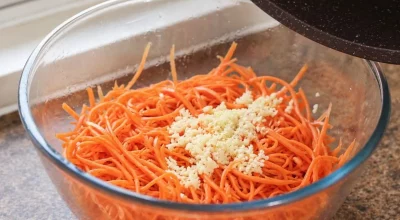 Залейте чеснок раскаленным маслом: секрет той самой пикантной моркови по-корейски. Лучше этого рецепта не найти!