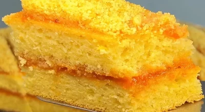 Взбиваю яйца 5 минут и добавляю соду: быстрый и экономичный пирог на кефире с вареньем к чаю