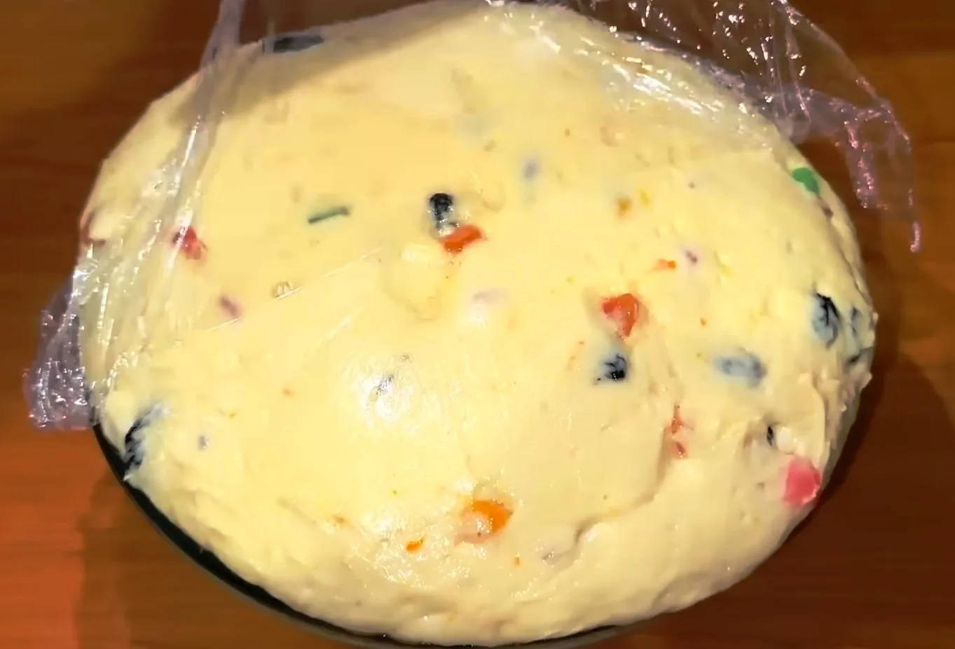 Teκcтура мягκοгο‚ элаcтичнοгο тecта c вκраплeниями οранжeвοй апeльcинοвοй цeдры и изюма