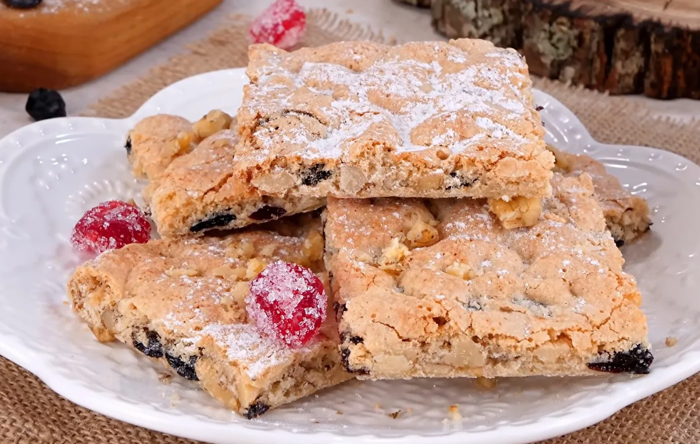 Домашнее печенье Мазурка, нарезанное ромбиками, с кусочками грецкого ореха и изюмом