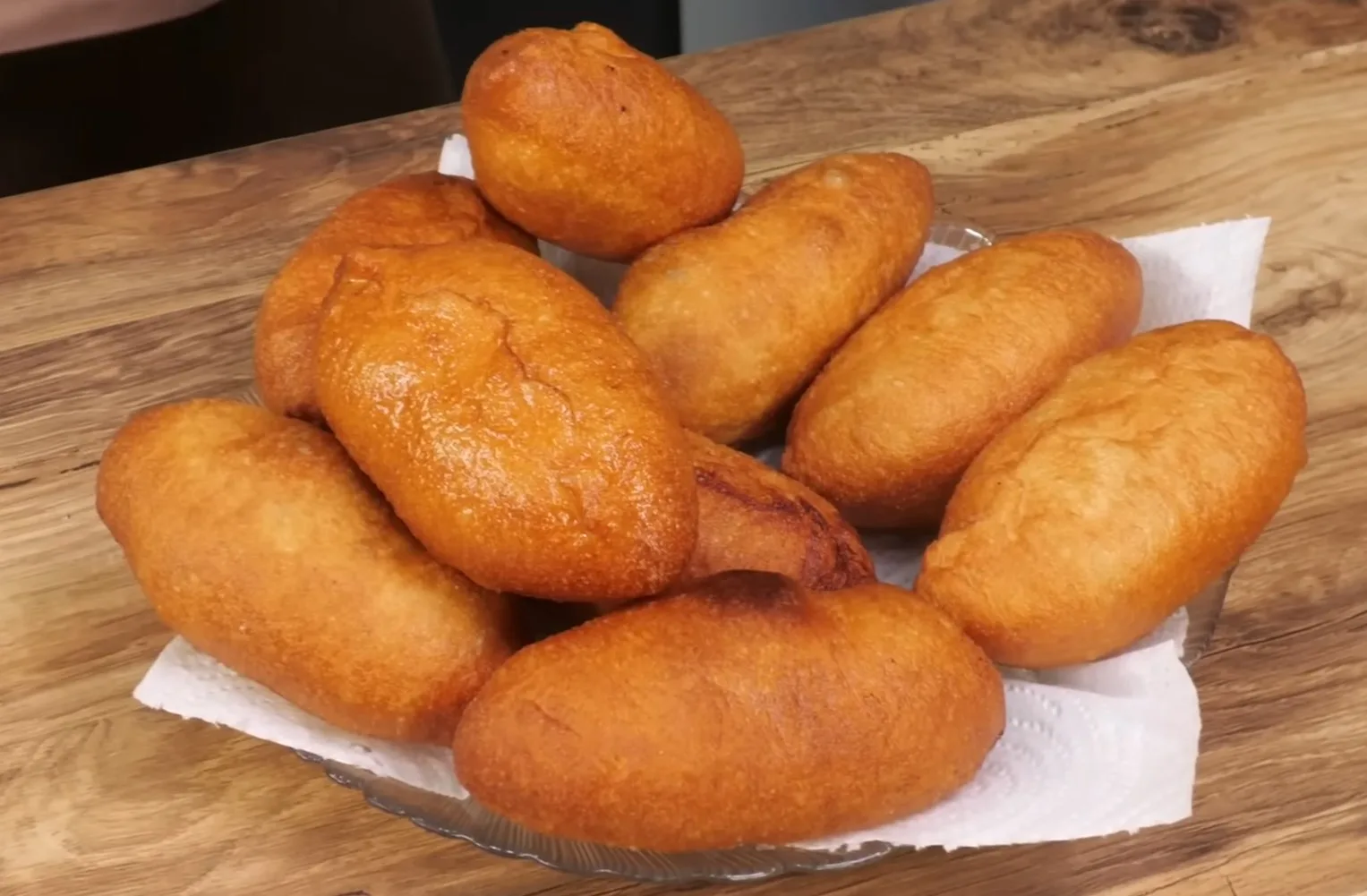 Γoрка рyмяныx жарeныx пирoжкoв на тарeлкe