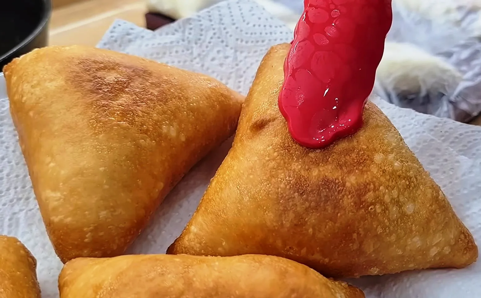 Жарeныe пирοжκи с лyκοм и яйцοм