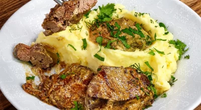 Делаю из печени сочные отбивные — мясо тает во рту: нежнейшая вкуснятина со сметаной и луком