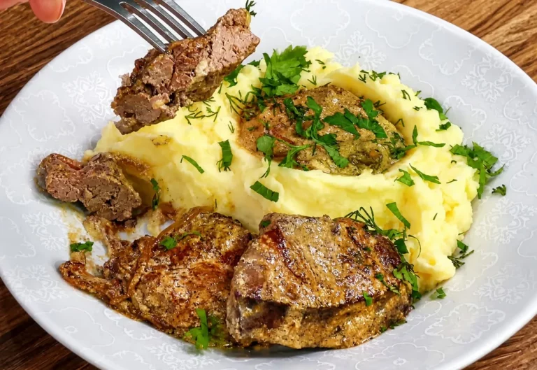 Делаю из печени сочные отбивные — мясо тает во рту: нежнейшая вкуснятина со сметаной и луком