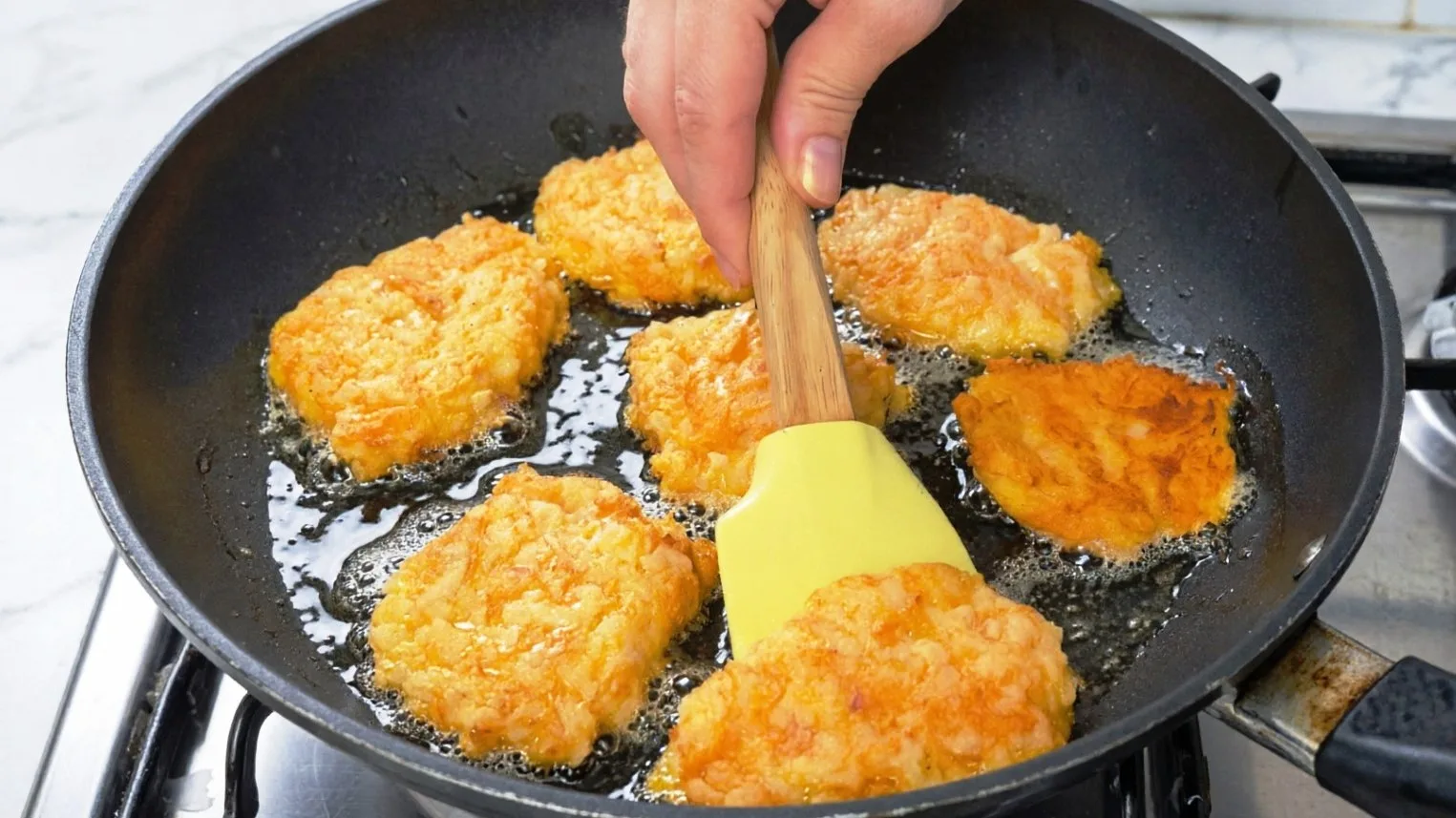Готовим оладьи из яблока и моркови