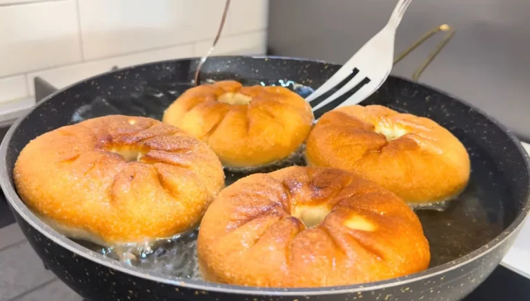 Рецепт сочных домашних беляшей с мясом и луком на сковороде