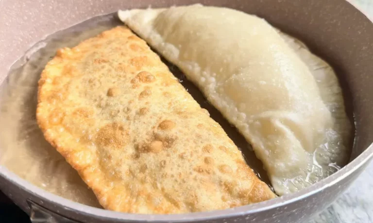 Чебуреки без брызг масла: с сочной начинкой и золотистой корочкой. Секрет в правильном пузырчатом тесте