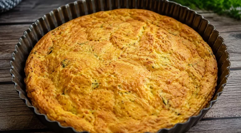 Пирог из кабачков за 35 минут: начинка из курицы, колбасы и сыра — получается вкуснее любой пиццы