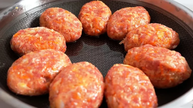 Получаются вкуснее, чем классические: сочные домашние голубцы в сметанном соусе. Капуста прямо в фарше!