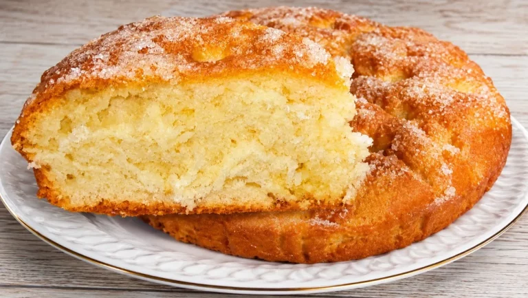 Сахарный пирог без сложных манипуляций: смешал молоко, масло и муку — и через час на столе пышная выпечка