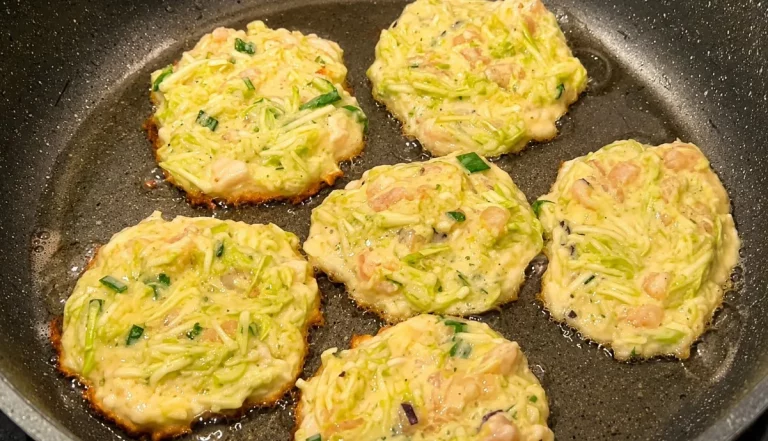 Сытные драники из кабачков с куриным филе и кефиром: готовятся за 15 минут. Подаю на стол с чесночным сметанным соусом